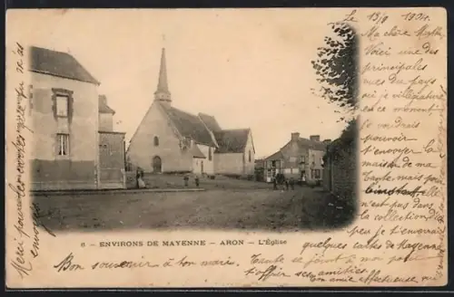 AK Aron /Mayenne, L`église et la place du village