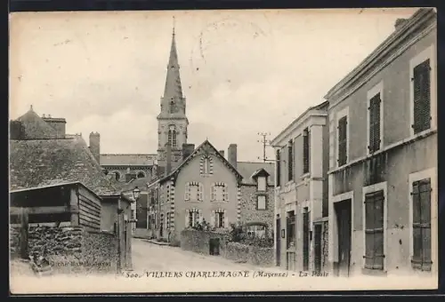 AK Villiers-Charlemagne /Mayenne, La Poste et l`église au fond de la rue principale