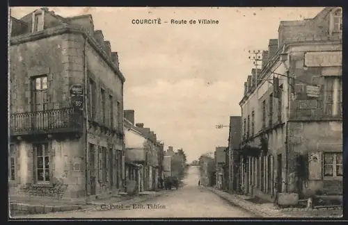 AK Courcité, Route de Vilaine avec bâtiments anciens et rue calme