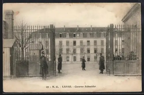 AK Laval, Caserne Schneider avec soldats devant la grille d`entrée