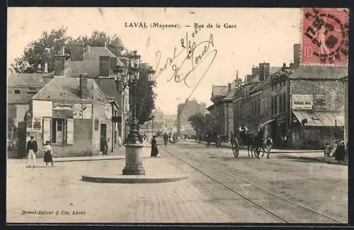 AK Laval /Mayenne, Rue de la Gare avec calèche et passants