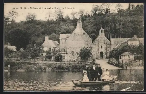 AK Saint-Pierre /Laval, Traversée en barque devant l`église et maisons anciennes