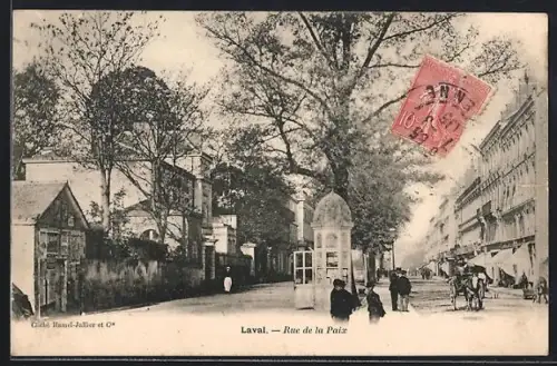 AK Laval, Rue de la Paix avec passants et calèche