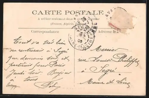 AK Laval, Rue de la Paix avec passants et calèche