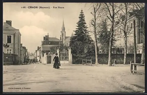 AK Craon /Mayenne, Rue Neuve avec vue sur l`église et les bâtiments environnants