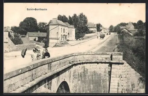 AK Saint-Berthevin, Vue sur le pont et la rue principale avec passants et charrette