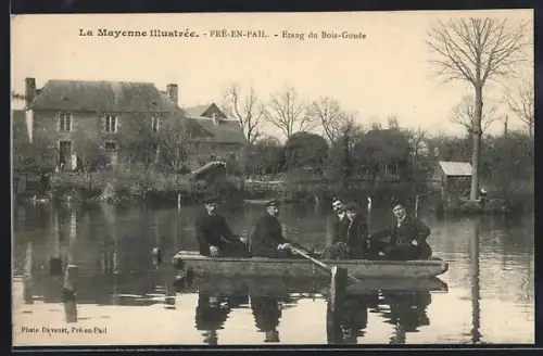 AK Pré-en-Pail, Étang du Bois-Goude avec des personnes sur un radeau