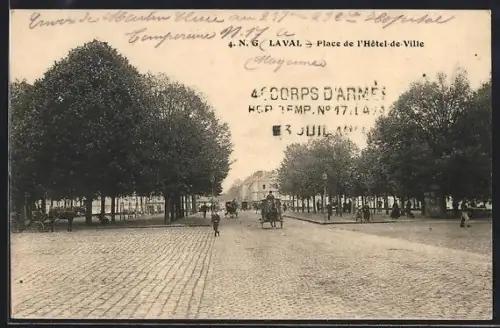 AK Laval /Mayenne, Place de l`Hôtel-de-Ville avec calèches et arbres alignés