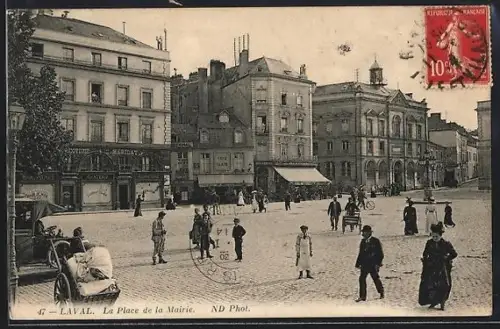 AK Laval, La Place de la Mairie avec passants et voitures