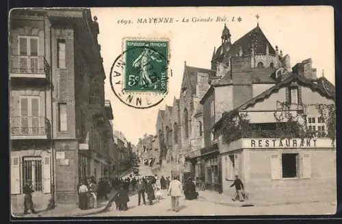 AK Mayenne, La Grande Rue animée avec passants et restaurant