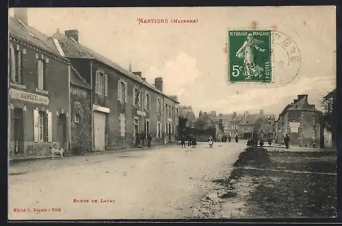 AK Martigné /Mayenne, Route de Laval avec maisons et passants