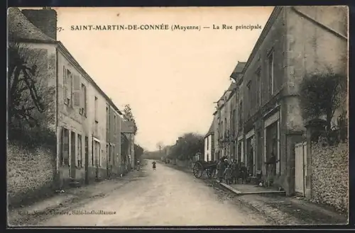 AK Saint-Martin-de-Connée /Mayenne, La Rue principale avec calèche et bâtiments anciens