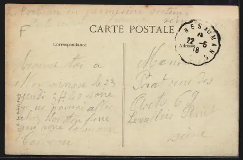 AK Saint-Martin-de-Connée /Mayenne, La Rue principale avec calèche et bâtiments anciens