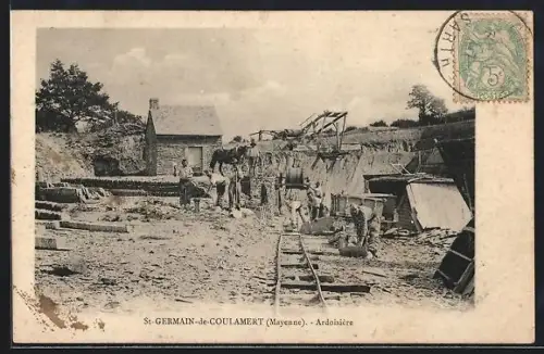 AK St-Germain-de-Coulamert /Mayenne, Ardoisière avec ouvriers et maison en arrière-plan