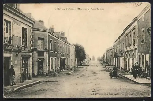 AK Grez-en-Bouére /Mayenne, Grande-Rue animée avec passants et architecture historique