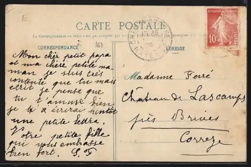 AK Grez-en-Bouére /Mayenne, Grande-Rue animée avec passants et architecture historique