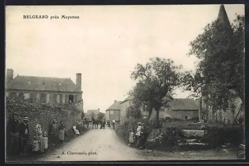 AK Belgeard /Mayenne, Scène de rue animée avec villageois et bâtiments en pierre