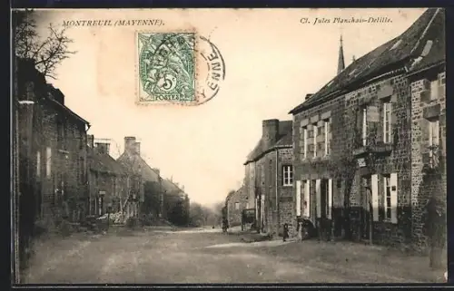 AK Montreuil /Mayenne, Rue principale avec maisons en pierre et perspective lointaine