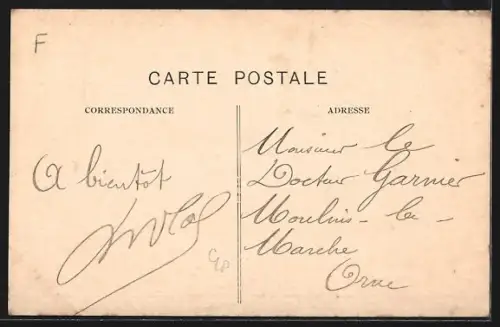 AK Montreuil /Mayenne, Rue principale avec maisons en pierre et perspective lointaine