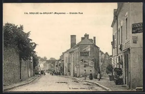 AK Soulgé-le-Bruant /Mayenne, Grande Rue avec boutiques et passants