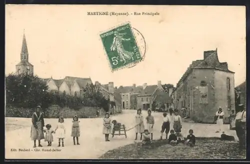 AK Martigné /Mayenne, Rue Principale avec villageois et église en arrière-plan