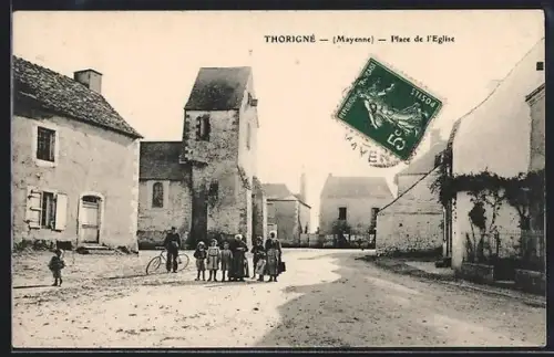 AK Thorigné /Mayenne, Place de l`Église avec enfants et bâtiments historiques