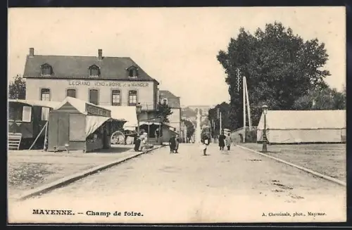 AK Mayenne, Champ de foire avec stands et passants
