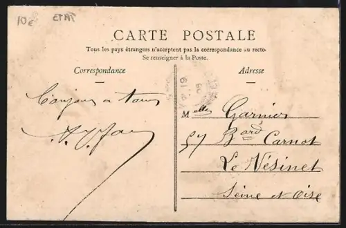 AK Mayenne, Champ de foire avec stands et passants