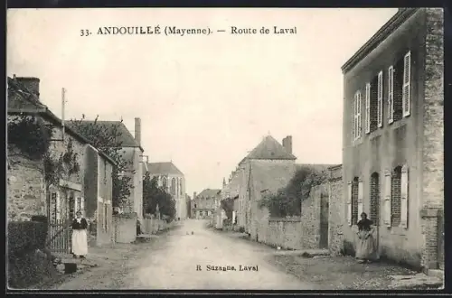 AK Andouillé /Mayenne, Route de Laval avec maisons et habitants