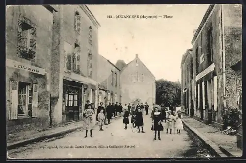 AK Mézangers /Mayenne, Place animée avec enfants et bâtiments typiques