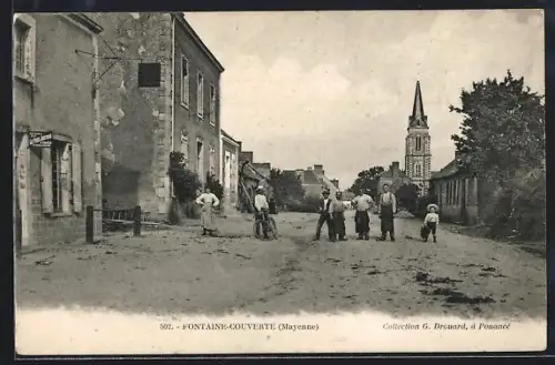 AK Fontaine-Couverte /Mayenne, Scène de rue animée avec église en arrière-plan