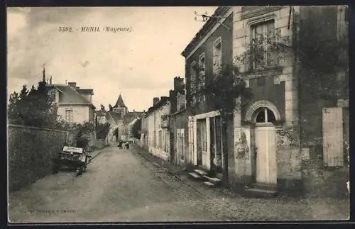 AK Ménil /Mayenne, Rue principale avec maisons et église au fond