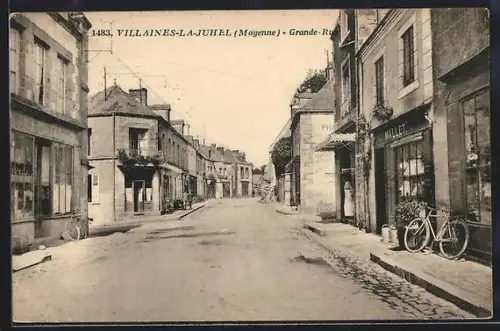 AK Villaines-la-Juhel /Mayenne, Grande-Rue animée avec vélos et boutiques