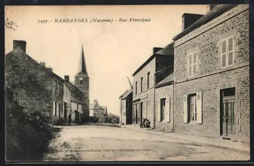 AK Hardanges /Mayenne, Rue Principale avec église et maisons en pierre