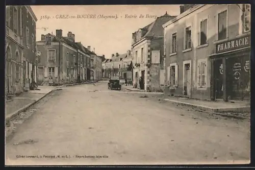AK Grez-en-Bouère /Mayenne, Entrée du Bourg avec pharmacie et voitures sur la rue principale