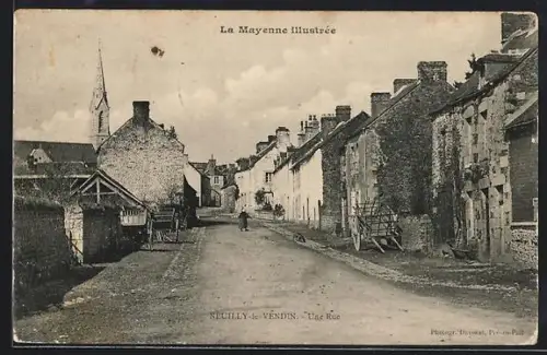 AK Neuilly-le-Vendin, Une rue avec maisons anciennes et clocher en arrière-plan