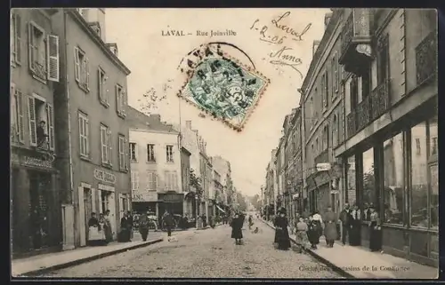 AK Laval, Rue Joinville animée avec passants et bâtiments commerciaux