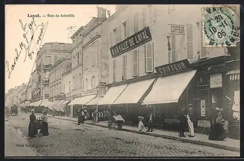 AK Laval, Rue de Joinville avec boutiques et passants