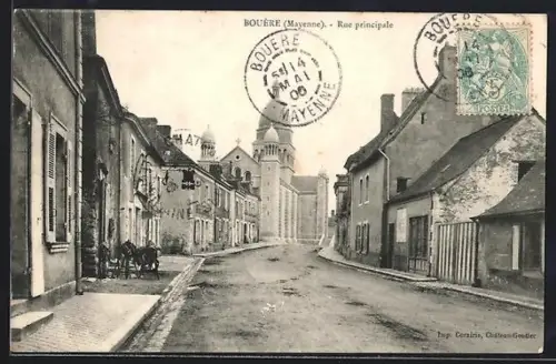 AK Bouère /Mayenne, Rue principale avec vue sur l`église et maisons anciennes