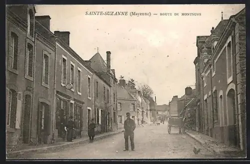 AK Sainte-Suzanne /Mayenne, Route de Montsûrs avec passants et bâtiments historiques