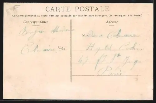 AK Sainte-Suzanne /Mayenne, Route de Montsûrs avec passants et bâtiments historiques