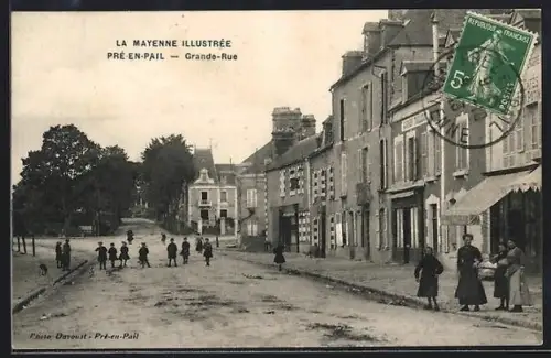 AK Pré-en-Pail, Grande-Rue animée avec habitants et bâtiments historiques