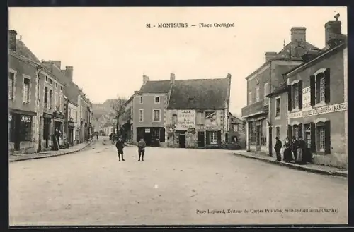 AK Montsurs, Place Crouligné animée avec bâtiments et passants