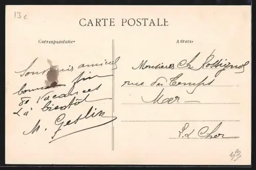 AK Montsurs, Place Crouligné animée avec bâtiments et passants