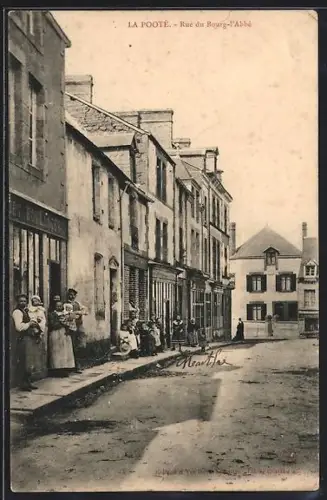 AK La Pooté, Rue du Bourg-l`Abbé avec habitants devant les maisons