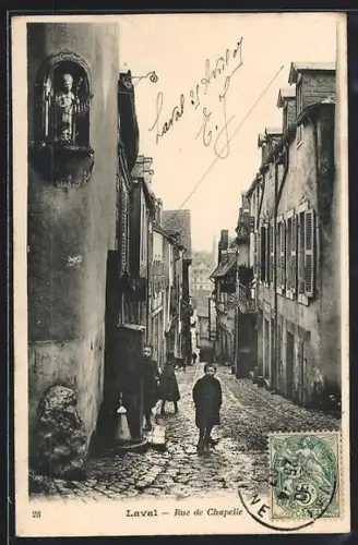 AK Laval, Rue de Chapelle avec passants et architecture historique
