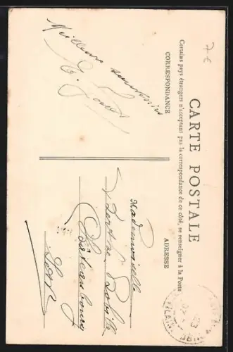 AK Laval, Rue de Chapelle avec passants et architecture historique