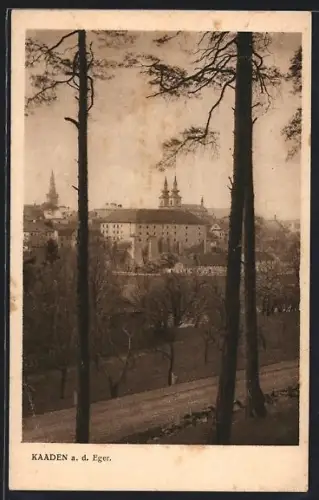 AK Kaaden a. d. Eger, Strassenpartie mit Kirche