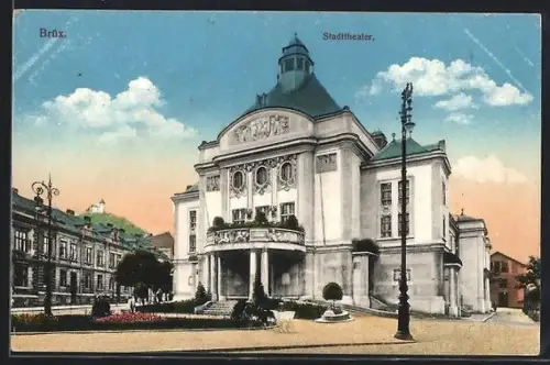 AK Brüx, Stadttheater mit Strassenpartie
