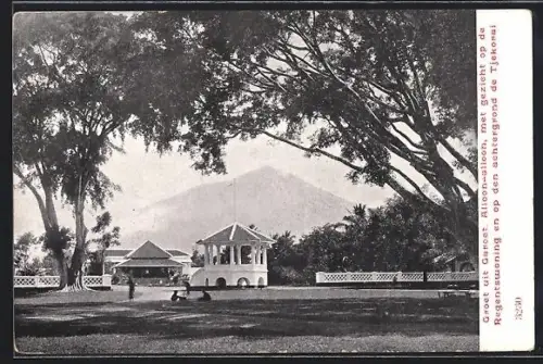 AK Garoet, Alloon-alloon met gezicht op de Regentswoning en op den achtergrond de Tjekorai
